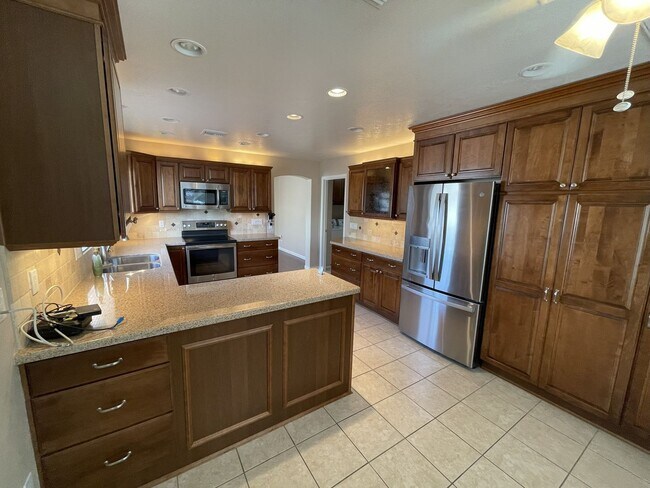 Building Photo - Beautiful 3 Bed / 2 Bath Home in Prime Loc...