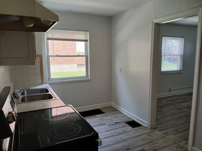 Building Photo - 238 E Beechwood Ave