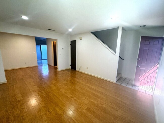 Building Photo - Charming 2 bed/1.5 bath townhouse convenie...