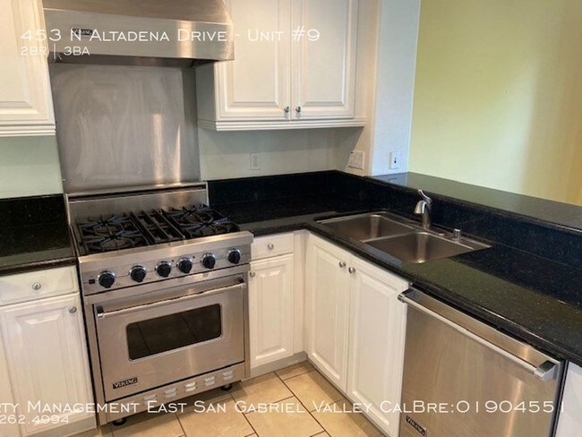 Building Photo - 453 N Altadena Dr