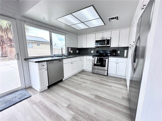 Foto del edificio - 1470 Riverfront Dr