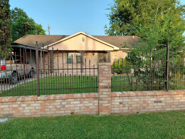 Building Photo - 13222 Stirrup Dr