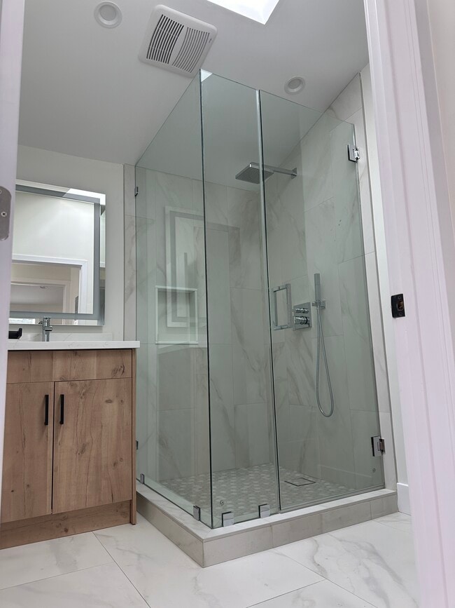 Building Photo - 5561 Mason Ave