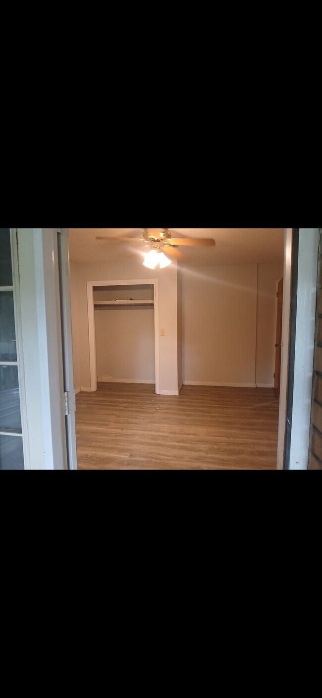 Building Photo - 402 Jackson Ave