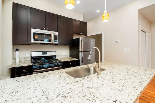 Building Photo - 3 bedroom in Chicago IL 60608