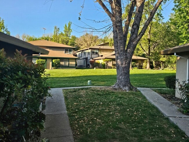 Foto del edificio - Beautifully Updated 2 Story Unit