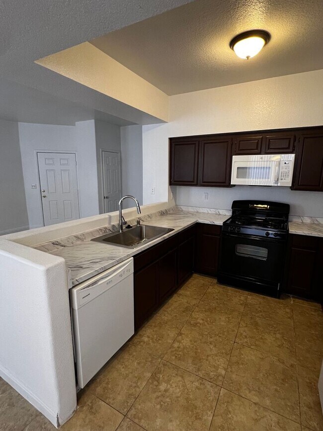 Building Photo - Great 3 bedroom condo Summerlin Pkwy/Buffalo 1700/mo