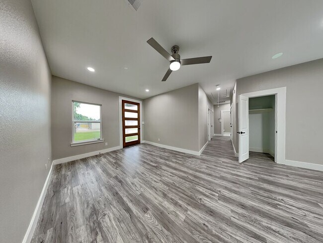 Building Photo - 111 Foster Ln
