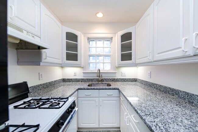 Cocina con horno nuevo, refrigerador, encimeras (instaladas en 2023) - 1719 Club Rd