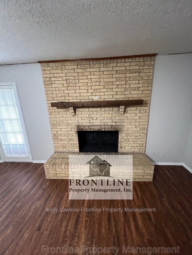 Building Photo - 3 Bedroom Home - Large fenced backyard! Gr...
