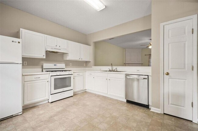 Building Photo - 14 Highoak Dr