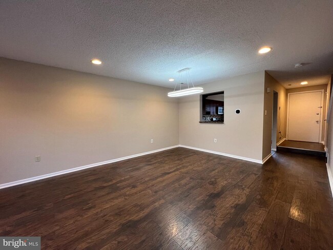 Building Photo - 215 Hampshire Dr