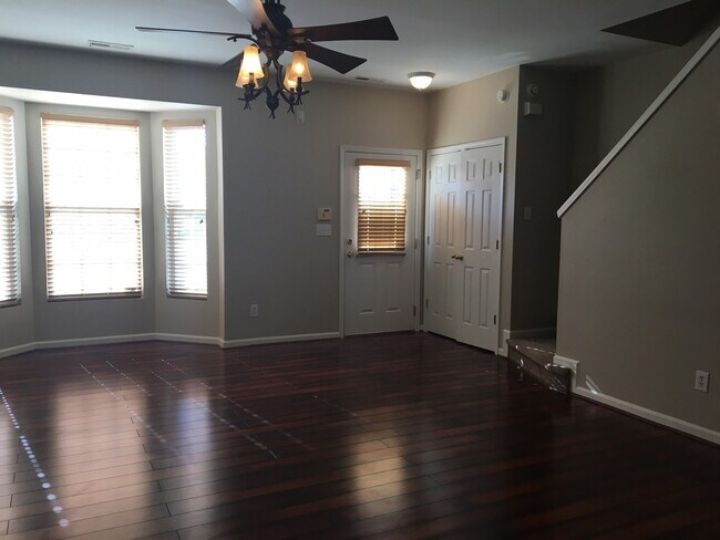 Foto del edificio - Gas Fireplace! Fenced-in Patio! Storage Space!