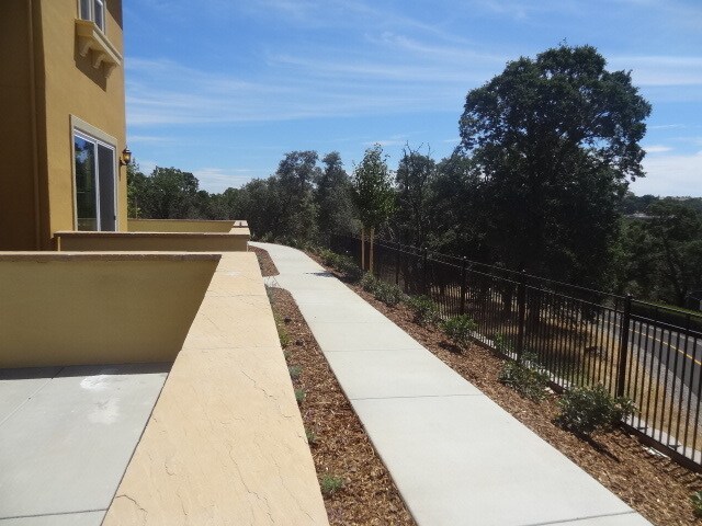 Foto del edificio - 2121 Pasqual Dr. "Stone Point - Gated Pati...