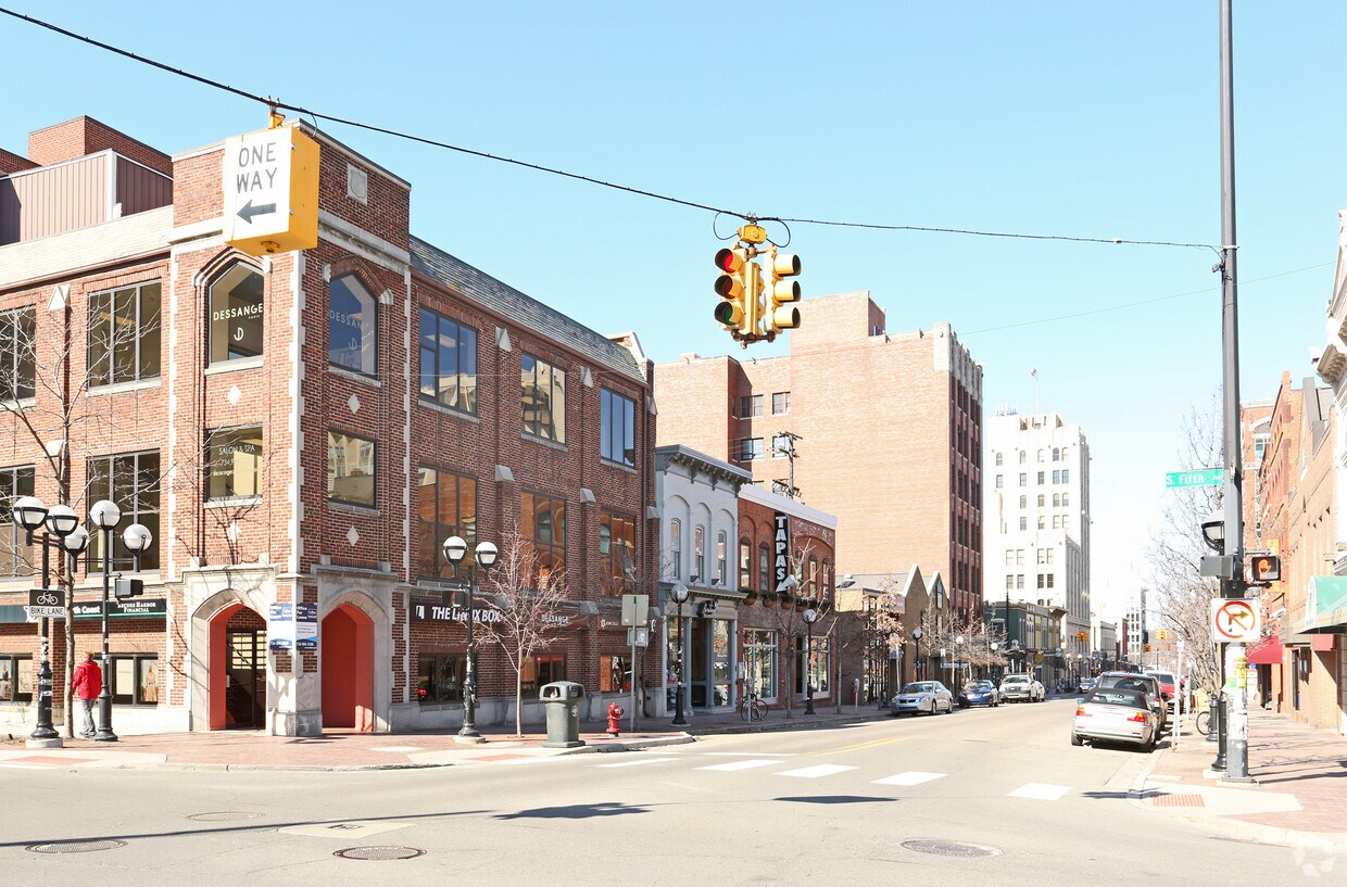 Building Photo - 212 E Washington Apartments