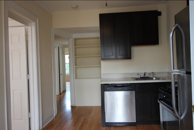 Cocina moderna con despensa - 4808 N Kentucky Ave