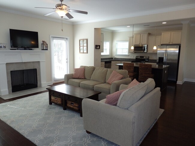 Building Photo - Charming Home on a Public Golf Course