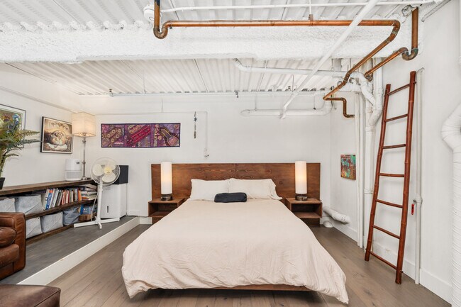 Building Photo - 272 E 4th Ave