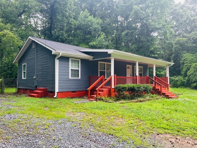 Building Photo - Wow! 3 bedroom 2 bathroom, approx 1000 sqft, and minutes from the interstate. Must see!