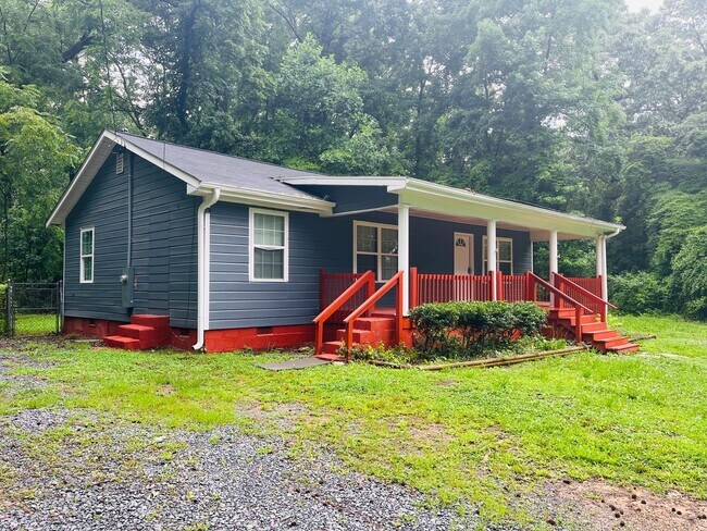 Foto del edificio - Wow! 3 bedroom 2 bathroom, approx 1000 sqft, and minutes from the interstate. Must see!