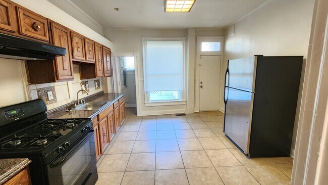 Building Photo - Beautiful 2.5 Bedroom 1.5 Bathroom West Ba...