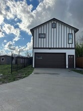 Building Photo - 8321 Coma St