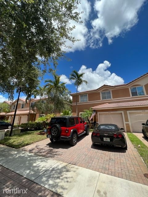 Primary Photo - 3 br, 2.5 bath Townhome - Sunset Plaza