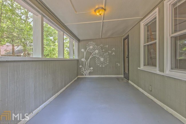 Building Photo - 523 Pine Dr