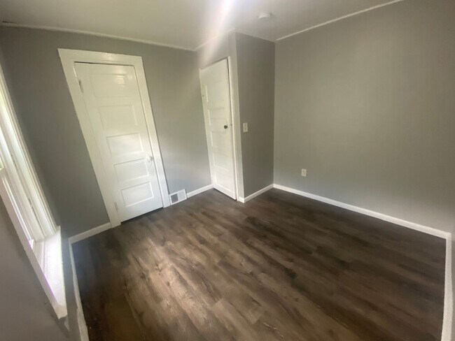 Building Photo - Beautiful 2 Bedroom 1 Bathroom Carriage Ho...