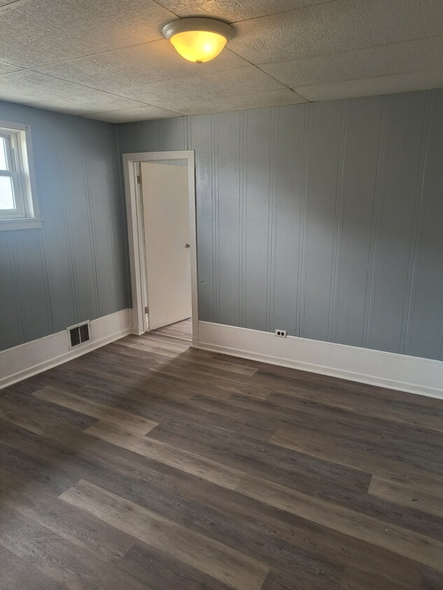 Building Photo - 108 1/2 E 2nd Ave