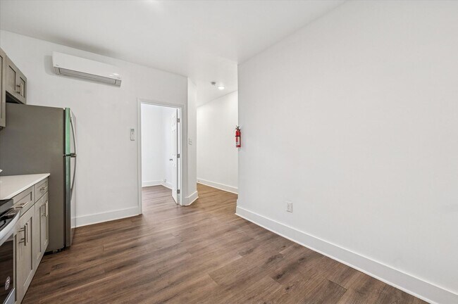 Building Photo - Newly Renovated 2 Bedroom Home! 3 full bat...