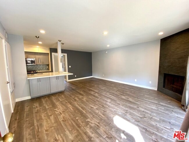 Building Photo - 1529 S Bundy Dr