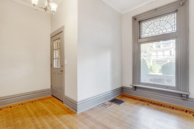 Building Photo - Extremely Spacious 5 Bed, 2 Bath Apartment in Highland Park! Available Immediately