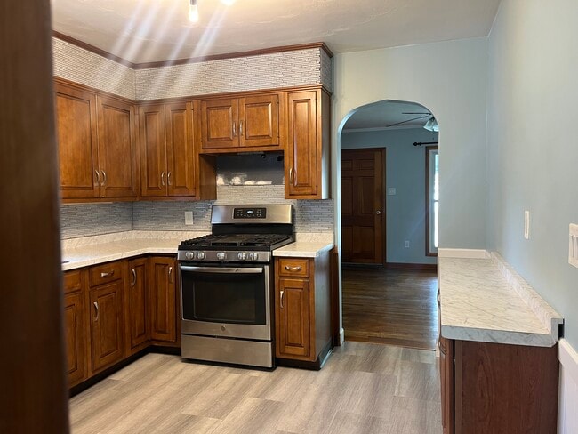 Building Photo - 2812 Midland Dr