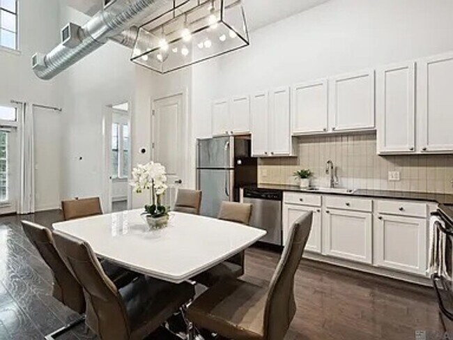 Building Photo - 3 Bedroom Townhome in a Gated Community | 333 Lofts