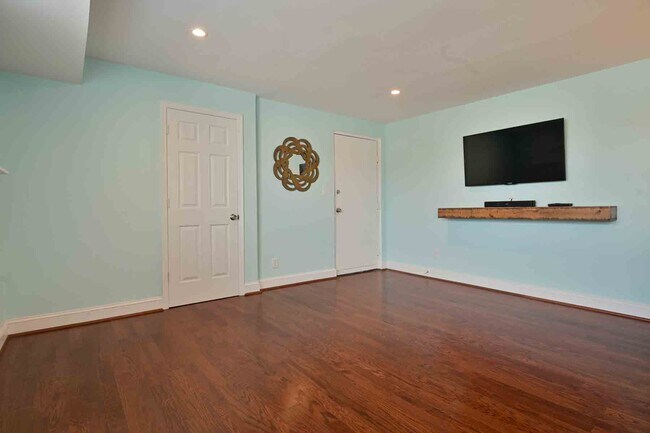 Building Photo - 4810 Quarles St NE