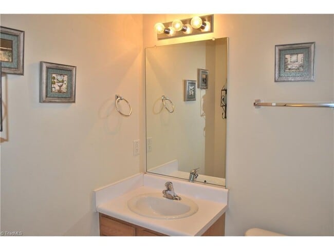 Building Photo - Townhome for you!