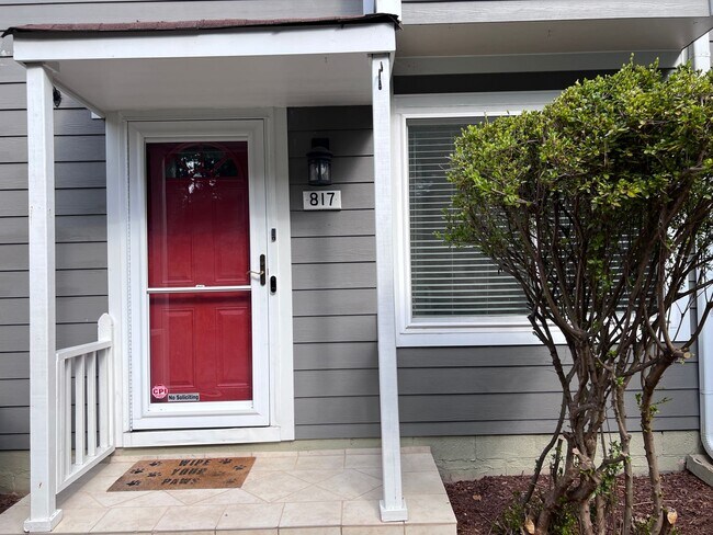 Building Photo - Renovated 3 Bed | 2.5 Bath Townhouse in No...