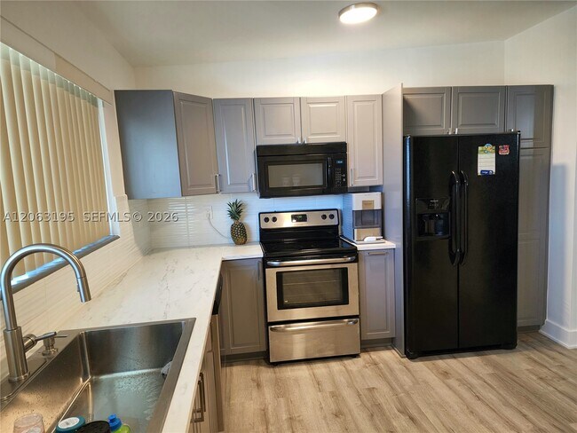 Foto del edificio - 3760 NW 197th St