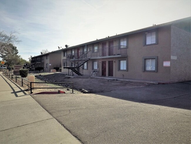 Building Photo - 2615 E Greenway Rd
