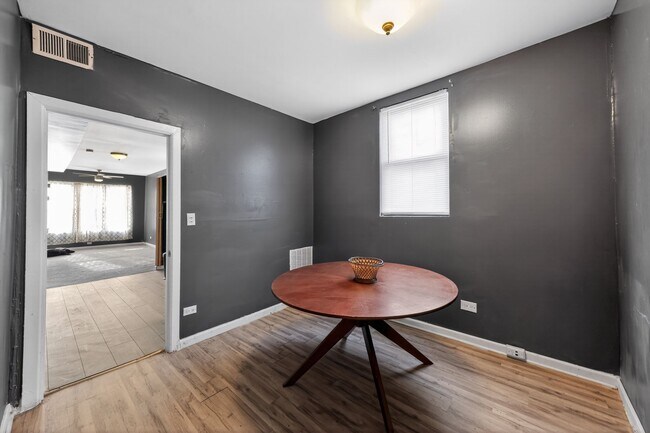 Foto del edificio - 1144 W 68th St