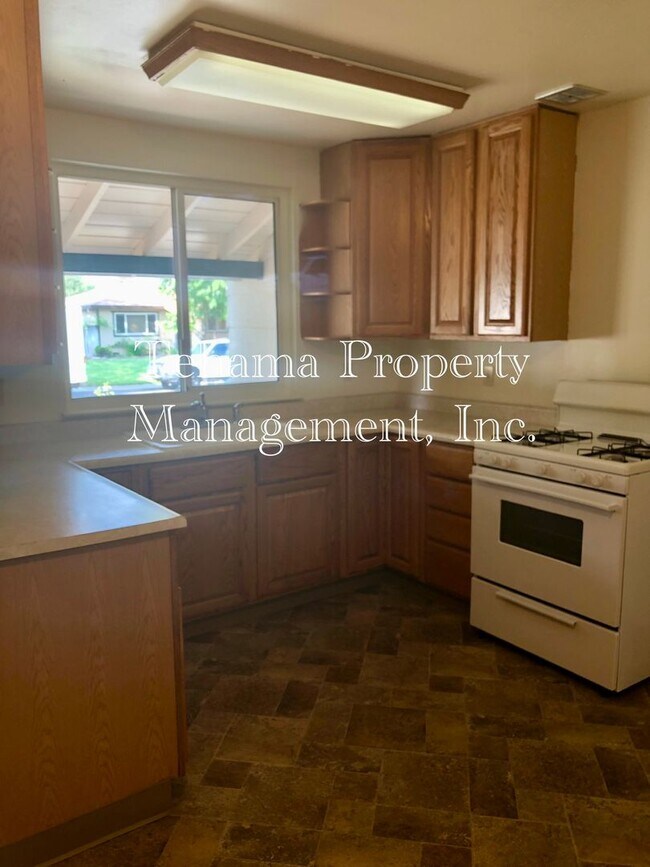 Foto del edificio - 4 bedroom 2 bathroom downtown Red Bluff home