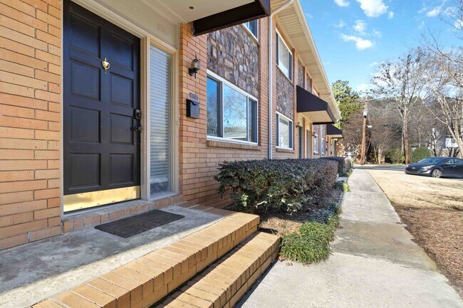 Separate Unit Entrance - 120 Biscayne Dr NW
