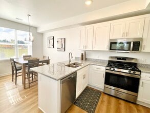 Building Photo - Elmwood Lake Apartments