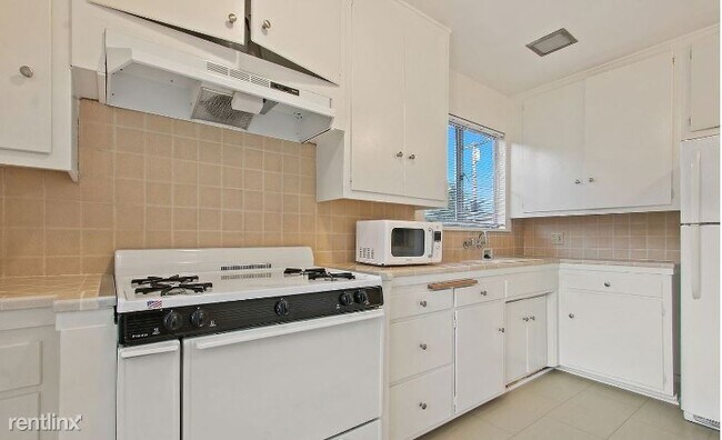 Building Photo - 2 br, 1 bath Townhome - 367 Bergen Ave
