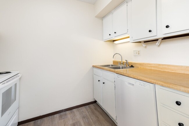 Building Photo - 1301 Springfield Dr