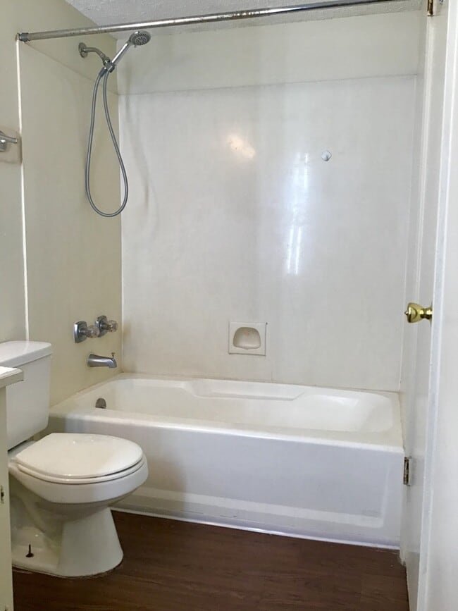 Building Photo - Beautiful 3 Bedroom Apartment. Great place...