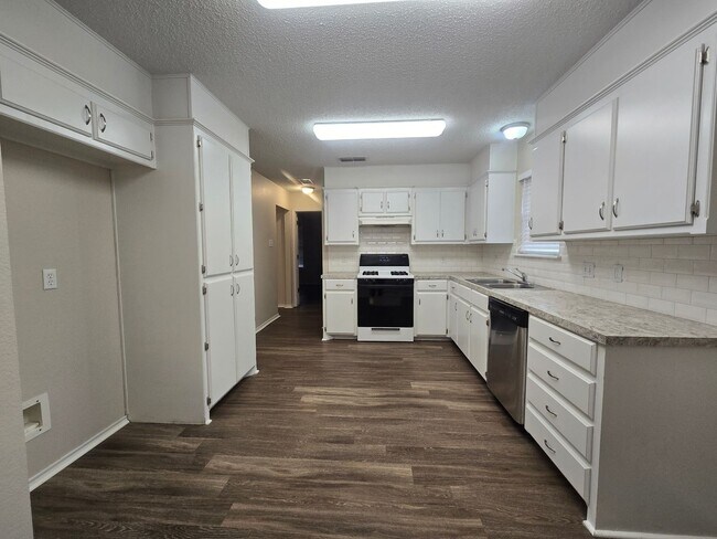 Foto del edificio - Charming 2-Bedroom Home with Modern Touches