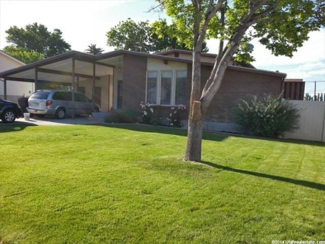 Primary Photo - Beautiful home with fence backyard