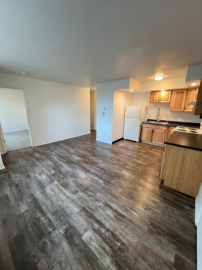 Building Photo - Renovated 2 Bedroom Apartment - AVAILABLE AUGUST!